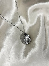 Cargar imagen en el visor de la galería, Silver Virgencita Locket
