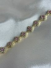 Cargar imagen en el visor de la galería, Pink Clover Bracelet
